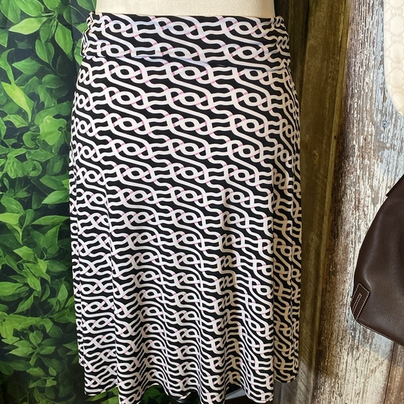 LuLaRoe skirt. Pretty pink and black pattern- like new - Picture 4 of 6